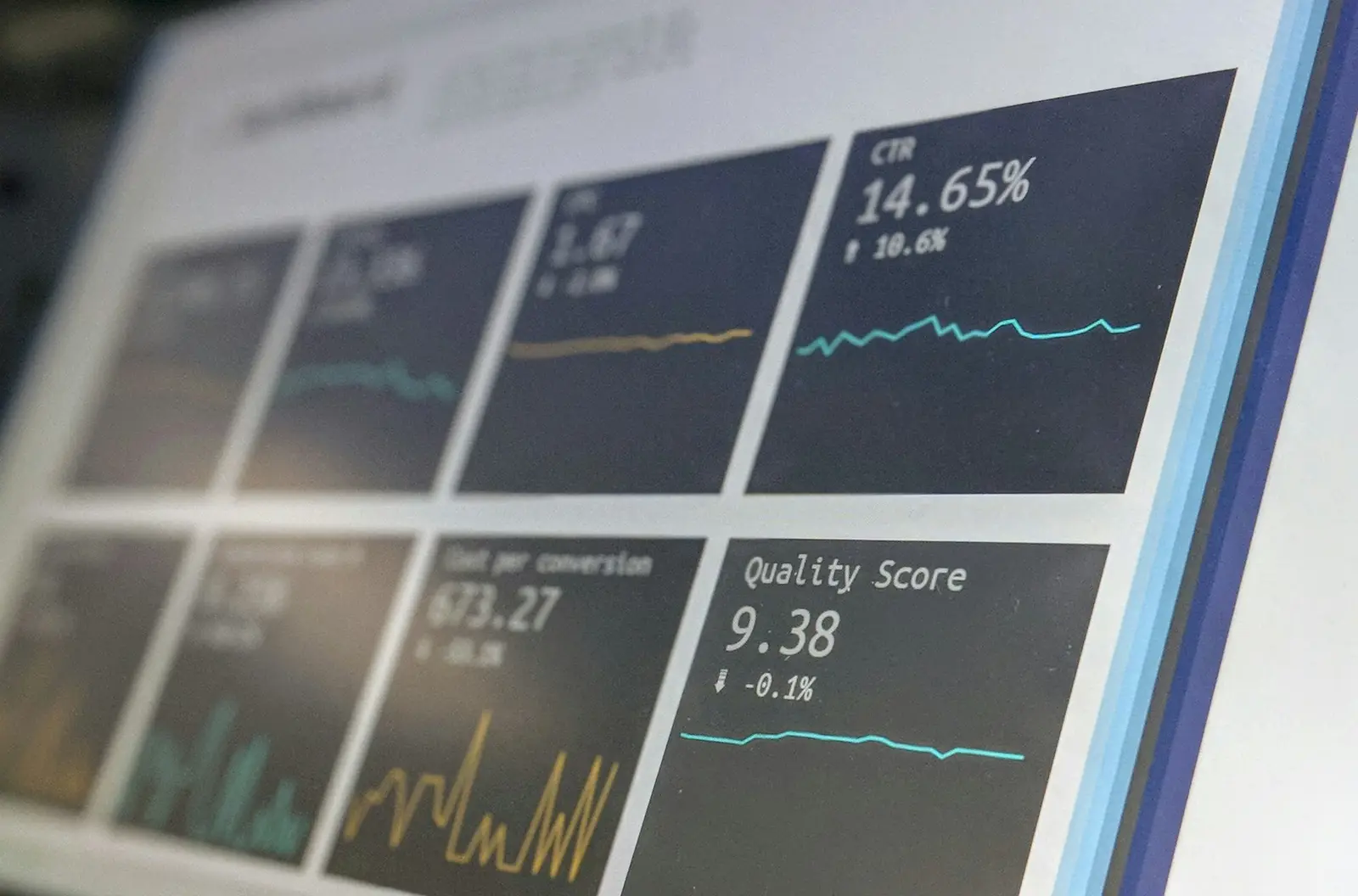 Pantalles mostrant processos automàtics en execució