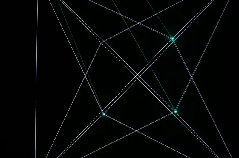 Composición geométrica de líneas sobre fondo negro